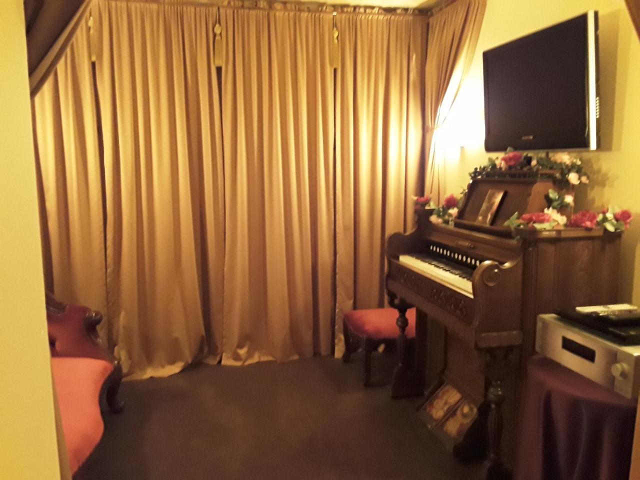 라바 핫 스프링스 Lions Gate Manor B&B 외부 사진